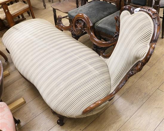 A Victorian walnut chaise longue